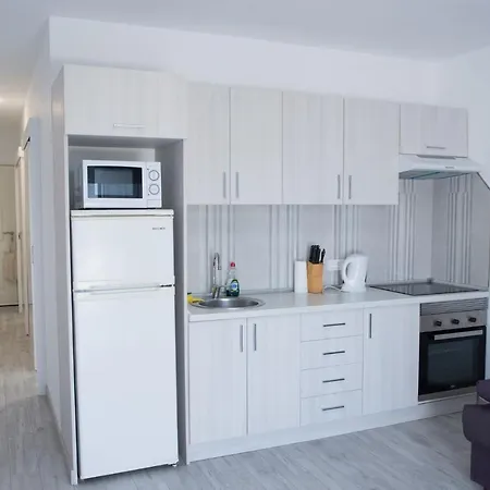 Island Village Апартаменти Адехе