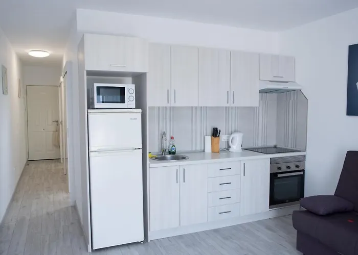 Island Village Апартаменти Адехе